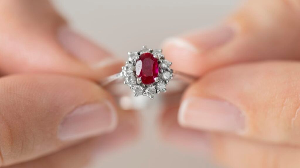 Gemstone Engagement Rings Capture People's Hearts And Gain Market Share