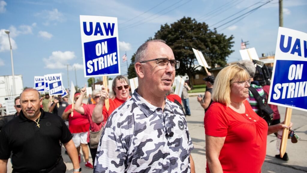 Uaw Warns Of Possible Strikes At Ford And Stellantis